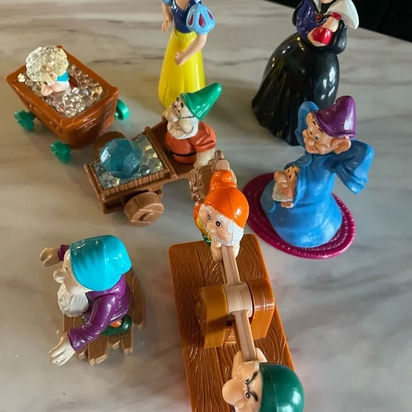 SET OF 7 DISNEY SNOW WHITE AND THE SEVEN DRAWFS PLASTIC FIGURINES - Picture 5 of 10